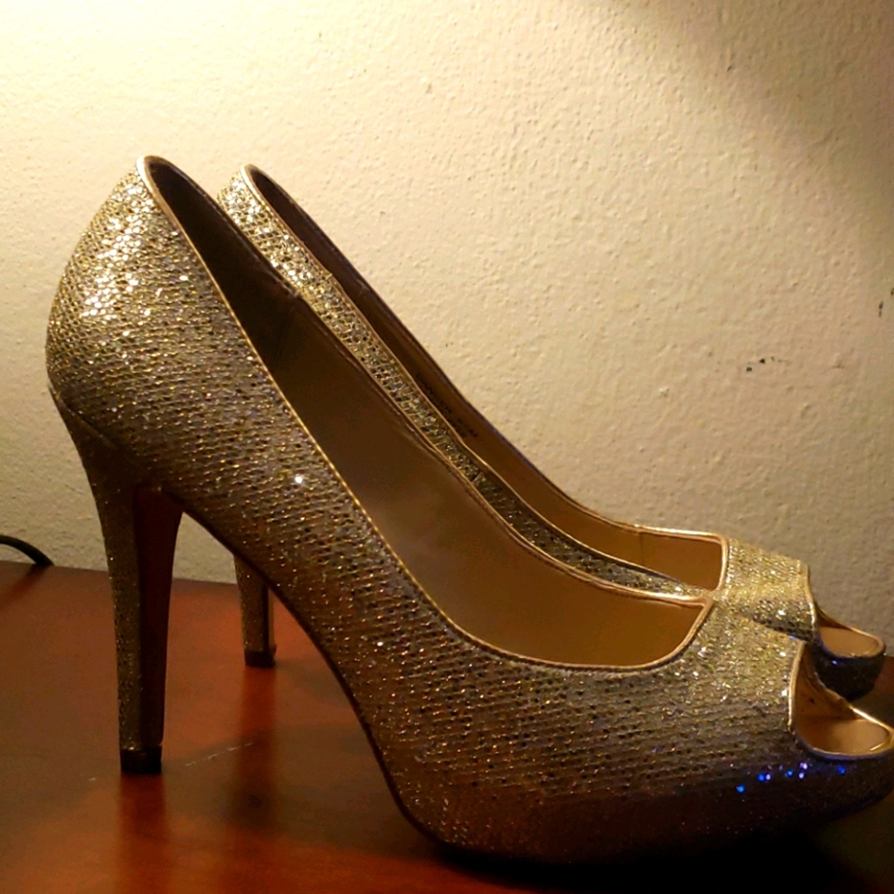 Lightly used 4inch gold glitter heels